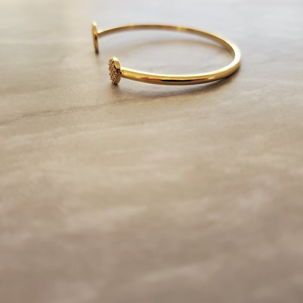 ✨ Stella and Dot Rhinestone Crystal Pave Gold Disk Cuff Bracelet Minimalist ✨ - Picture 4 of 9